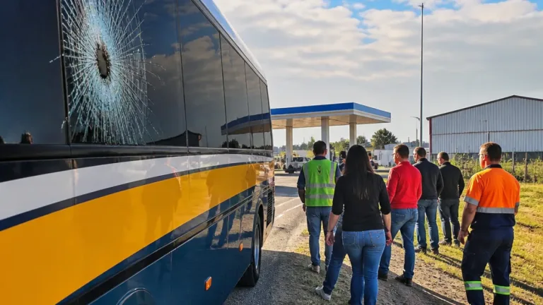 Ataque a un colectivo rumbo a Villa María: pasajeros denunciaron piedrazos y temor por la seguridad