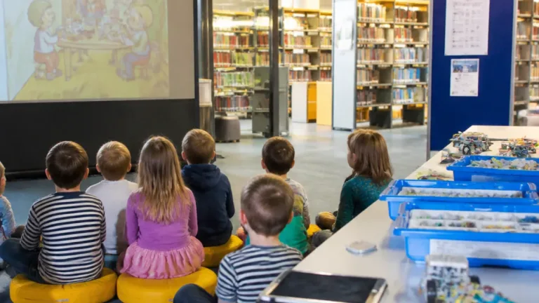 Fürstenfeld: Stadtbücherei und Schneiderei laden Kinder zu Näh- und Vorlese-Workshops