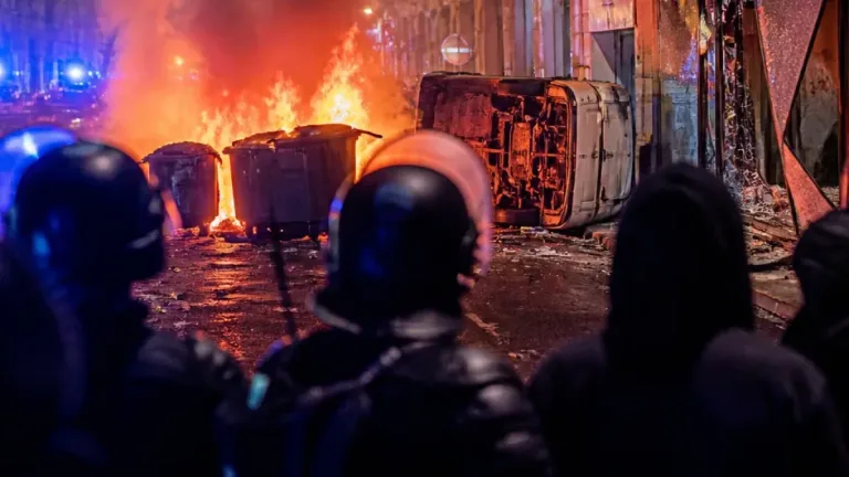Massive Ausschreitungen in Frankreich: Tausende Festnahmen, Behörden gestehen Kontrollverlust ein