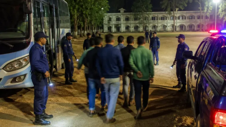 লক্ষ্মীপুরে বাস থেকে নামিয়ে ‘ফ্যাসিস্টের দোসর’ বলে যুবলীগ নেতাকে তুলে নিয়ে মারধর, ছাত্রদল নেতাকে আটক