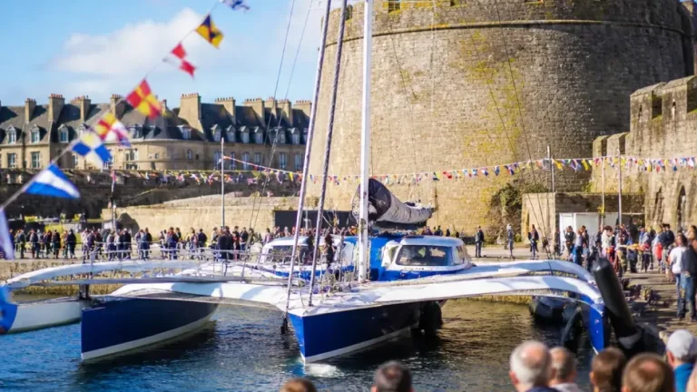 Route du Rhum : l’Ultim IDEC SPORT-CIC et Alexia Barrier amarrés à Saint‑Malo avant le départ