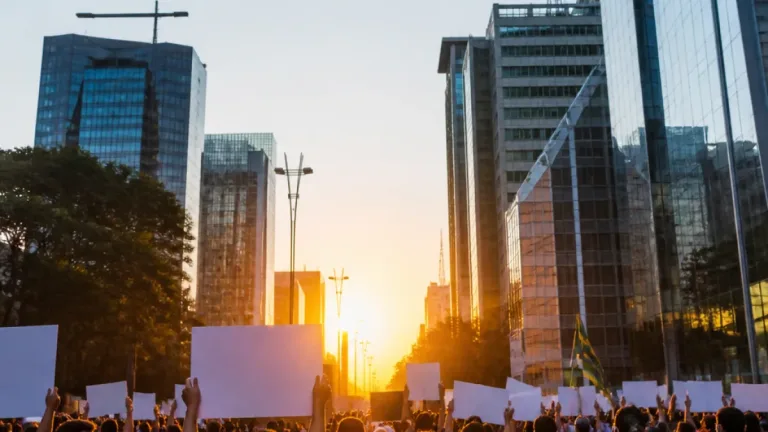 Manifestantes em São Paulo exigem neutralidade da Meta e transparência sobre moderação