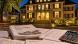 Zuger Staatspersonal soll 2027 rund 0,95% mehr Lohn erhalten – Budgetentscheid bleibt entscheidend