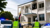 Atentado con explosivo daña droguería frente a la Alcaldía de Algeciras, autoridades investigan