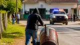 Habitante de El Carmen traslada a la Policía un cilindro marcado con siglas del ELN tras una semana en la vía