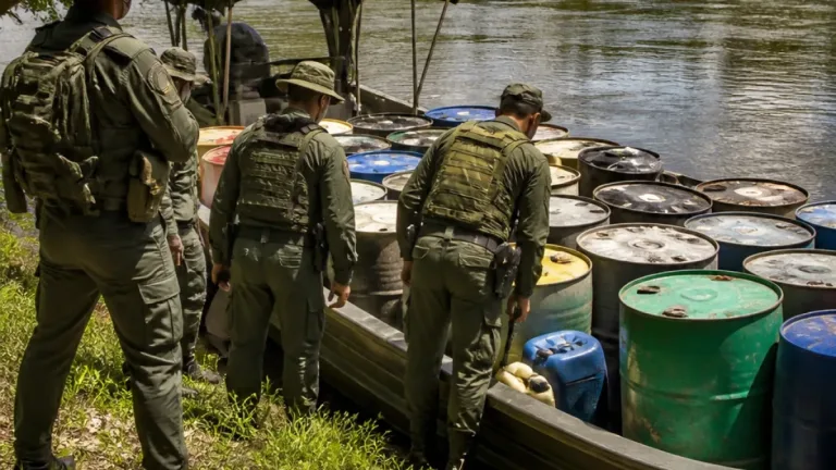 Fuerzas militares incautan 10.000 galones de combustible en el río Atrato, presuntamente para el Clan del Golfo