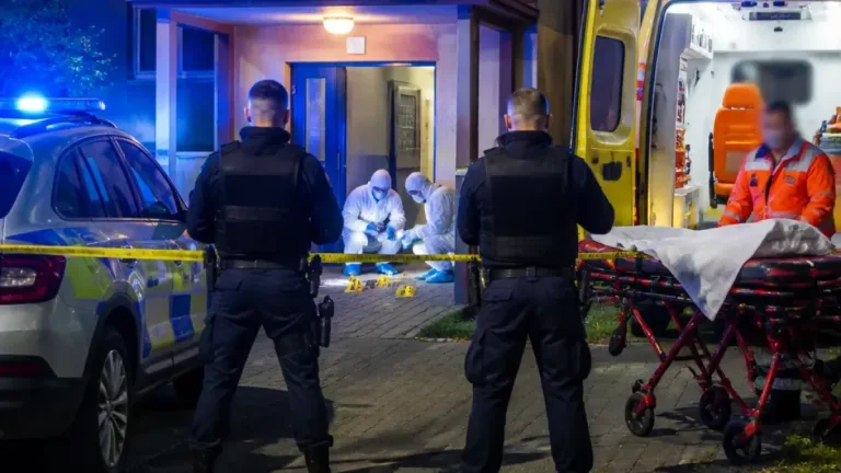 Žena v Kostelci nad Orlicí zemřela po útoku, manžela policie zadržela za osm minut
