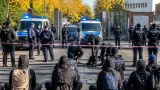 Protest vor Rheinmetall in Berlin-Wedding: Straße gesperrt, Aktivisten kleben sich fest