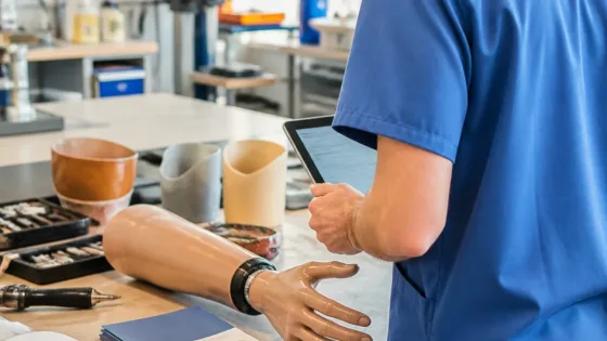 Exoskelette im Arbeitsalltag: Schutzmaßnahme statt „Superkraft“ – Design entscheidet über Akzeptanz