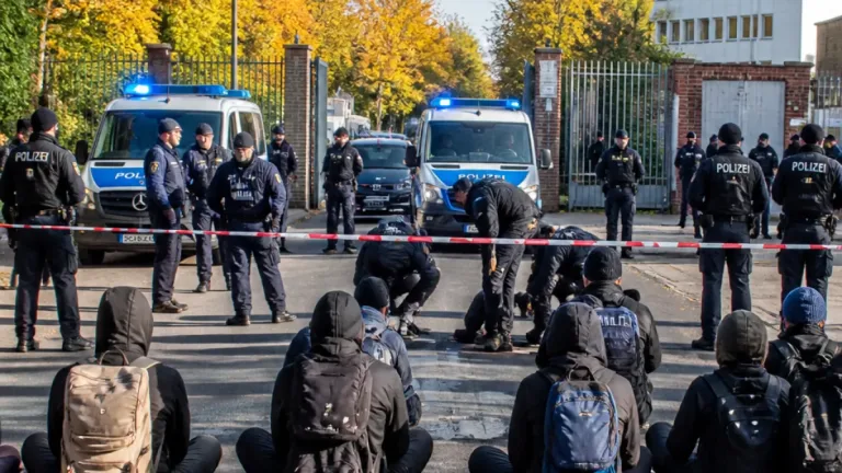 Protest vor Rheinmetall in Berlin-Wedding: Straße gesperrt, Aktivisten kleben sich fest