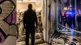 Επίθεση σε εργαζόμενο στη Νίκαια: βίντεο δείχνει προσπάθεια αντίστασης και λεηλασίες στο κέντρο