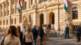 Kossuth téren kezdődött a 70. évforduló állami ünnepsége, Magyar Péter beszédet mondott