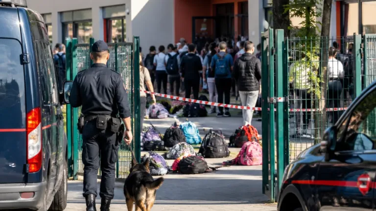 Bombafenyegetések több ország iskoláit érték, Lannert egyeztetett a belügyminiszterrel