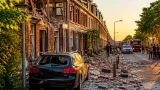 Zware explosie in Enschede verwoest voorgevel en laat straat bezaaid met brokstukken