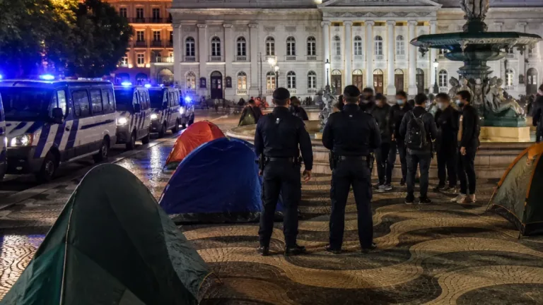 Acampada no Rossio: manifestantes mantêm presença em Lisboa após noite tranquila
