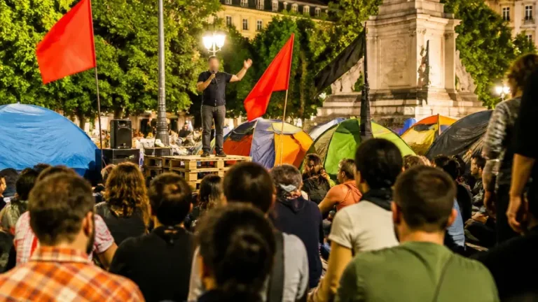 Manifestantes anunciam regresso de tendas ao Rossio e tensionam debate sobre habitação em Lisboa