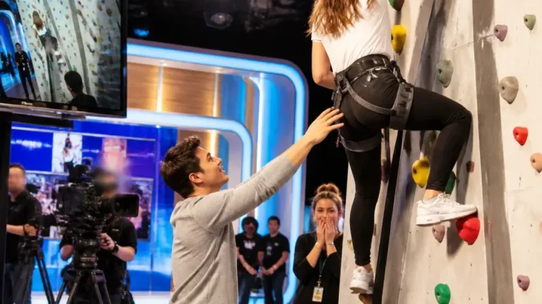 Controverse după ce un comediant a atins nepotrivit o colegă în direct la o emisiune japoneză