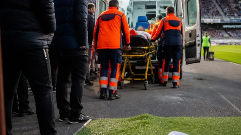 Fundașul lui FC Argeș, transportat la spital după o lovitură la Cluj; posibilă intervenție chirurgicală