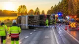 Lastbil med släp välte på länsväg 2761 – vägen avstängd vid Timmersdala