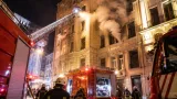Beyoğlu Taksim'de 6 katlı binada gece yangını; oteller zarar görmeden kontrol altına alındı