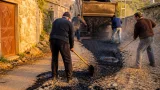 Çermik İkiçeltik Mahallesi sakinleri yol onarımını muhtar öncülüğünde kendi imkanlarıyla yaptı