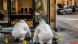 Pesaro, assalto con auto-ariete alla gioielleria in Galleria Roma: mezzo milione in oro rubato