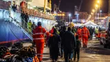 Savona accoglie 80 naufraghi soccorsi dalla Sos Humanity: quattro giorni e 1.200 km in più sul mare
