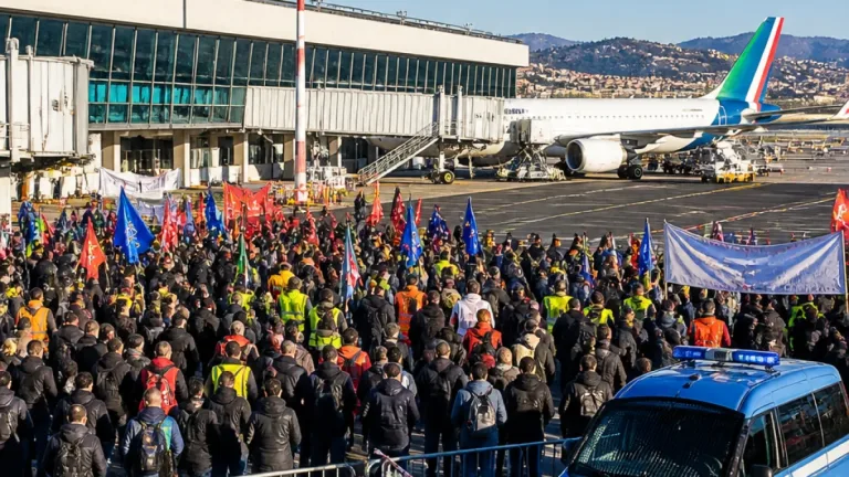 Genova, lavoratori ex Ilva occupano l'aeroporto: tensione e stop ai voli dopo la richiesta di CIG